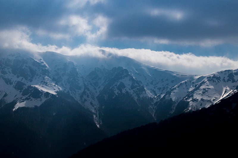 保加利亚中央巴尔干国家公园的斯达拉平原山的特里格拉夫山脉全景