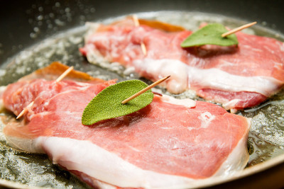 Saltimbocca真主安拉romana在平底锅里