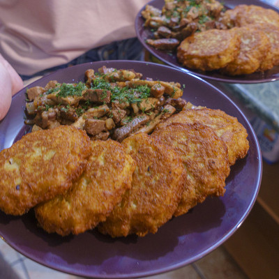 土豆煎饼和油炸肉在盘子里。传统的斯拉夫菜。农村的概念。前视图。