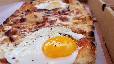 鸡蛋和培根早餐披萨纸盒