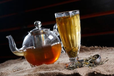 茶是一种芳香饮料，通常是将热水或沸水浇在茶树的干叶上制成的。茶起源于商朝时期的中国西南部。