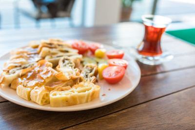 传统的土耳其糕点早餐食品膳食Borek, Burek或sikma与土耳其茶。传统的土耳其饮食文化或烹