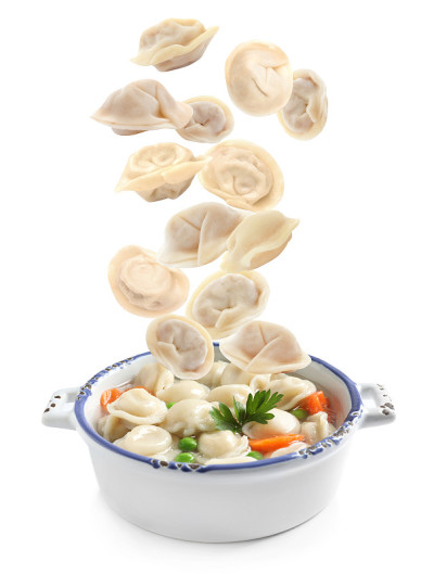 许多美味的饺子落入碗白色的背景