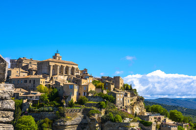 Gordes，法国普罗旺斯的一个典型小镇。美丽的村庄，有屋顶和景观