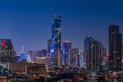 曼谷城市天际线夜光摩天大楼背景在曼谷中央商务区，泰国