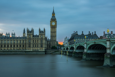 英国伦敦，威斯敏斯特大教堂和伦敦天际线上的大本钟