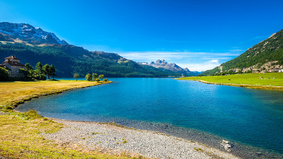 西尔瓦普拉纳湖(上恩加丁山谷，Graubünden，瑞士)晴朗的早晨