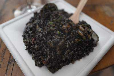 墨鱼汁海鲜饭