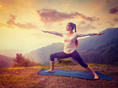 女人做阿斯汤加串联瑜伽体式Virabhadrasana 2勇士