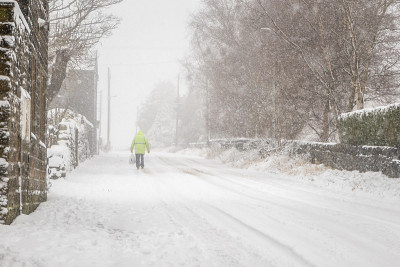 雪覆盖了道路