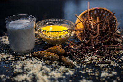 阿育吠陀血液净化器和皮肤光泽面膜，包括曼吉丝塔，绿豆，haldi/姜黄，和牛奶。水平拍摄的面具与整个