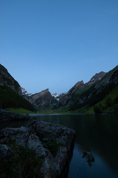 美丽的风景在瑞士高山湖泊在蓝色的时间。在太阳升起之前，美丽的晨光。世界上最美丽的地方之一的史诗般的风