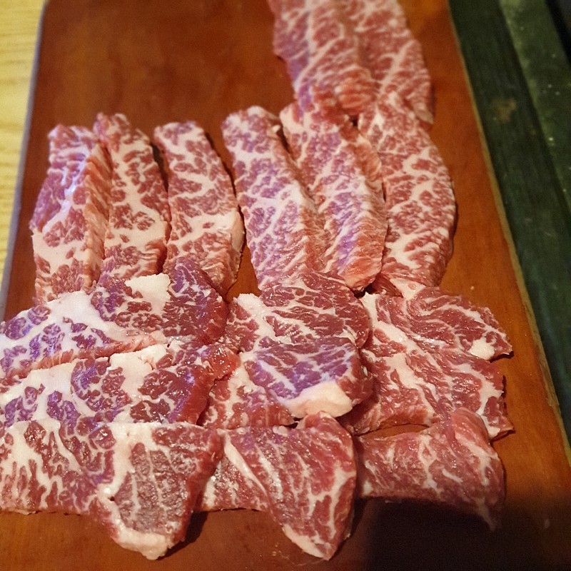 生牛肉，排骨和鱼尾