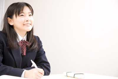 女子初中生在学院学习