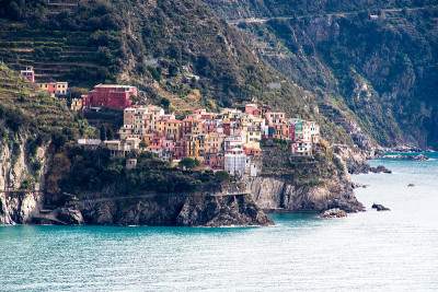 从科尼利亚(Corniglia)远眺马纳罗拉- Cinque Terre (5 Terre)，五个村