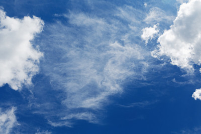 层积云和深蓝色的天空