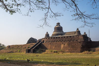 缅甸若开邦Mrauk U北部一座小山上的Htukkanthein庙
