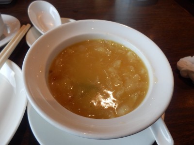 在新加坡的一家中餐馆喝一碗清淡的汤