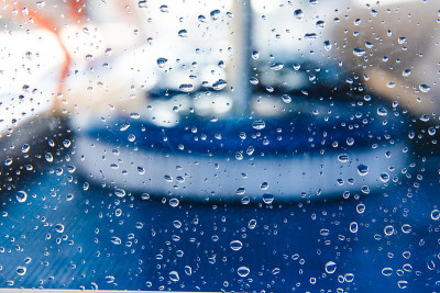 清洗和清洁概念形象与玻璃和水或雨滴。工业地毯洗胶辊滚筒刷。