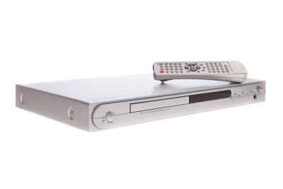 DVD播放器与远程控制隔离在白色
