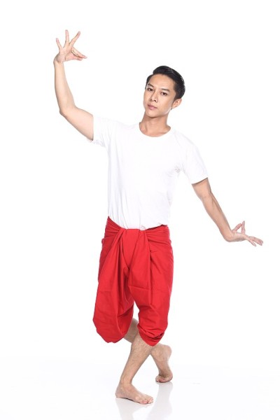 亚洲泰国谭皮肤男子古典舞蹈白衬衫红色缠腰布