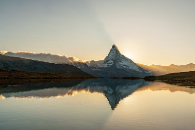 斯特利斯湖的全景夜景与马特霍恩维诺峰在背景。令人印象深刻的秋天景色瑞士阿尔卑斯山，泽马特度假村，瑞士