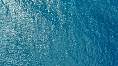 无人机拍摄的深蓝色清澈海水和小波浪翻滚的画面
