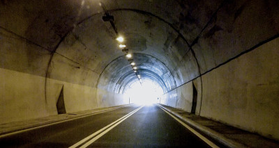 开车穿过隧道