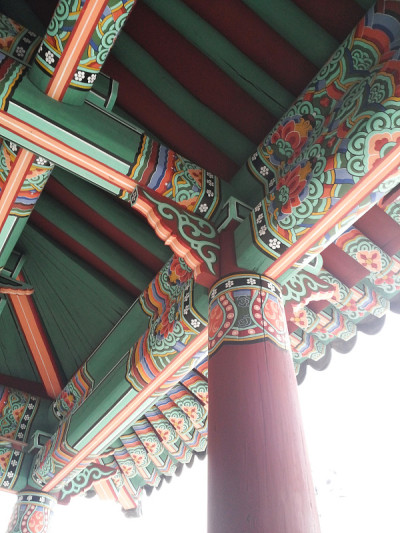 传统的韩国建筑屋顶屋檐