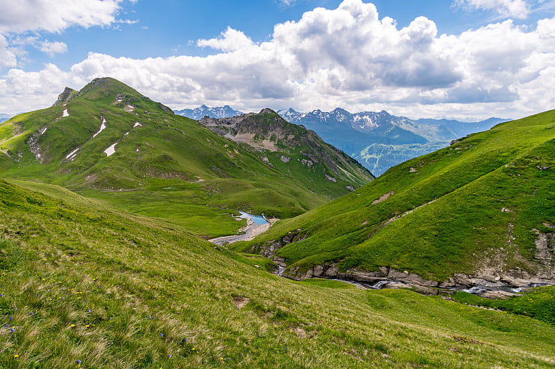 在奥地利佛拉尔伯格的勒夸伦山脉进行美妙的徒步旅行