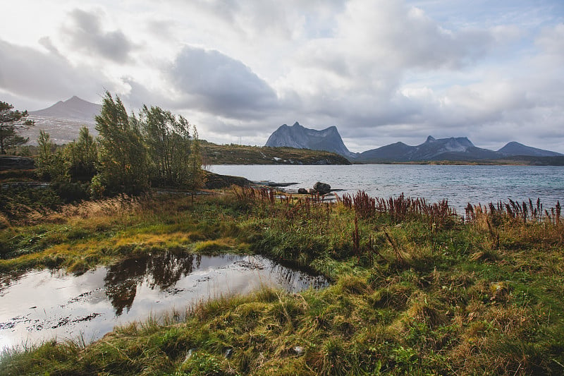 经典的挪威寒冷的埃夫约登峡湾全景，巴兰根市，Nordland县，经常区，挪威与峡湾大桥，斯托特登山，