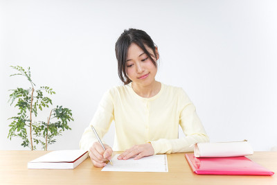 年轻女子在家学习