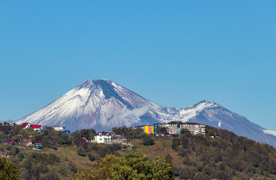 从俄罗斯彼得罗巴甫洛夫克的Ozero Kultuchnoye湖眺望阿瓦钦斯基火山和住宅。