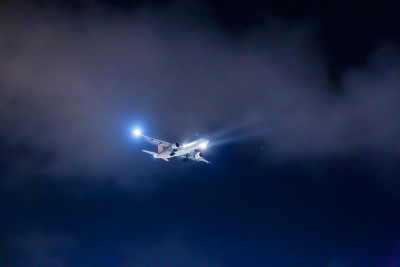 一架在夜空中飞行的飞机