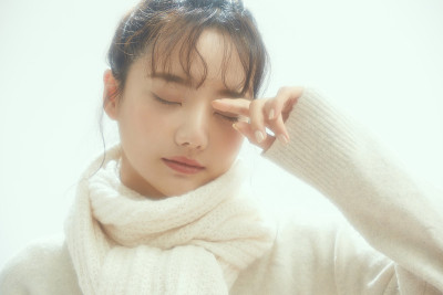 一个年轻的亚洲女人的冬季肖像sonf焦点