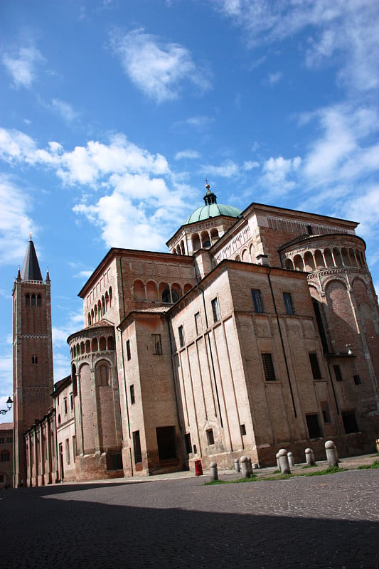 从圣乔瓦尼广场（Piazzale San Giovanni）到圣玛丽亚阿松塔大教堂（Cathedra