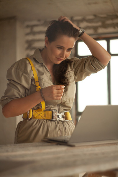 穿着工装裤的女人是建筑工人