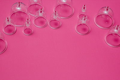 hijama jar。粉红色背景上的真空泵