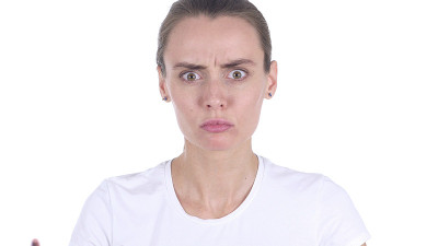 表现沮丧和愤怒的女人肖像
