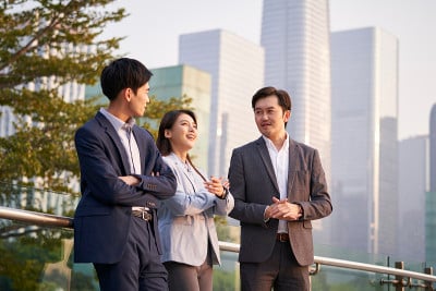 亚洲上班族在户外放松
