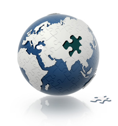 有拼图图案的地球仪，一件放在地上。