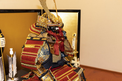 穿着盔甲和头盔的日本武士娃娃在男孩的五一节