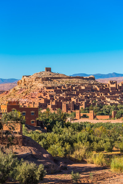 这是位于摩洛哥的堡垒城市Ait-Ben-Haddou。垂直的。为文本复制空间。