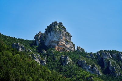 在峡谷中形成的岩石都是塔恩峡