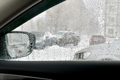 从车窗里看到了白雪覆盖的庭院。