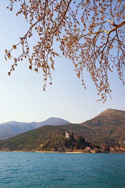 阳光明媚的地中海美景。黑山，科托尔湾