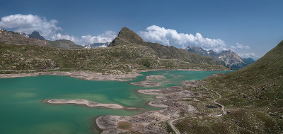 从山上俯瞰伯尼纳山口的Lago Bianco水库