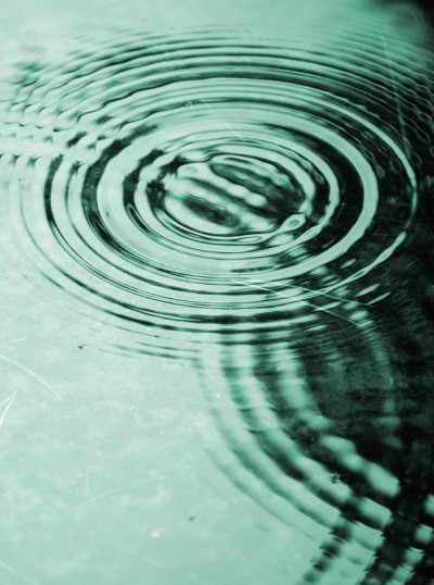 雨滴打在水坑里