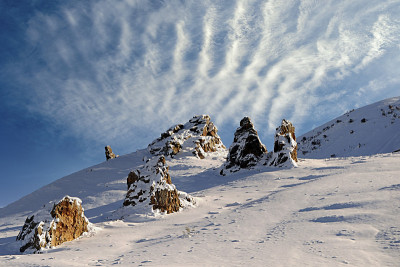 高山地质形成，下大雪。