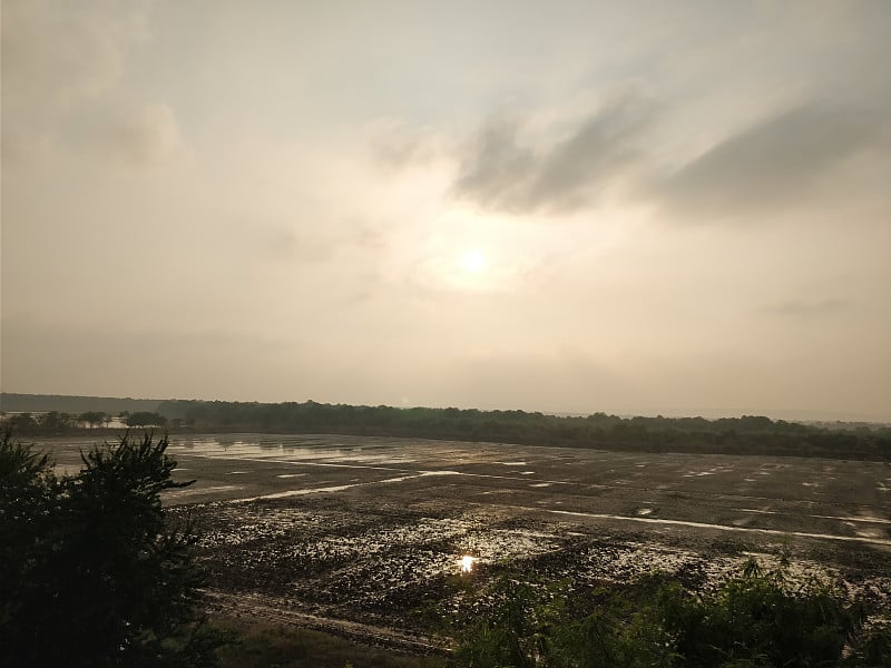 日落时的湿地景观